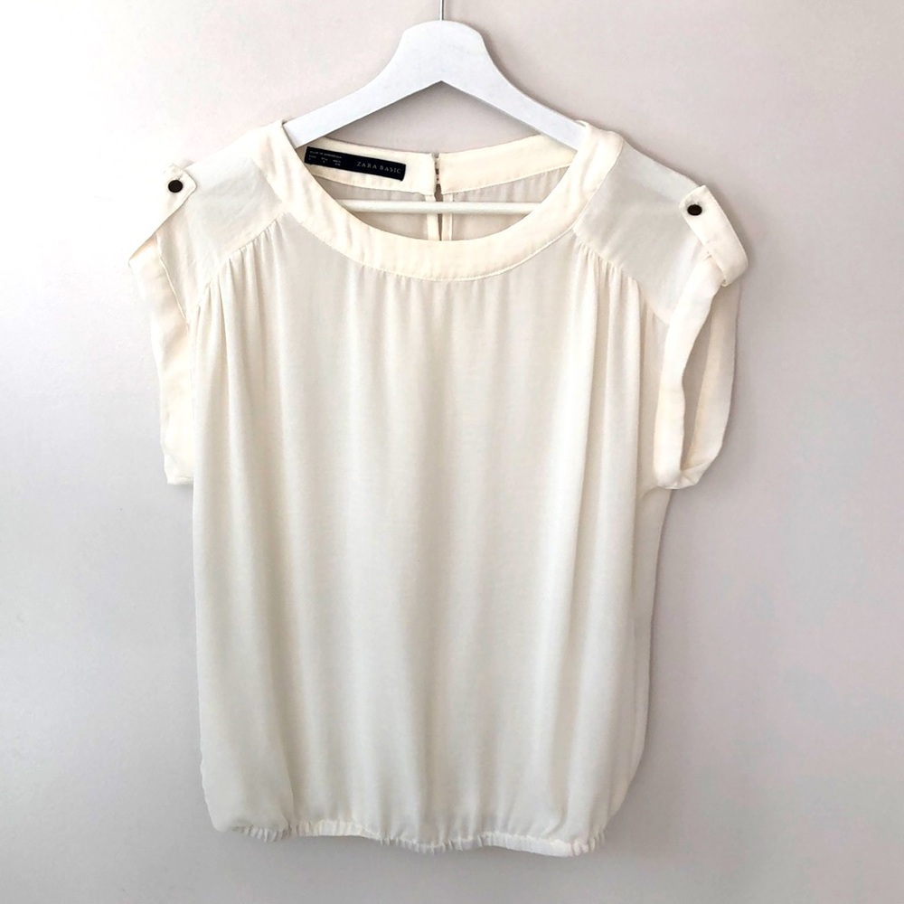 Zara Short sleeve Women’s Cream Blouse Top. Semi-sheer, Unlined. Button cuff.